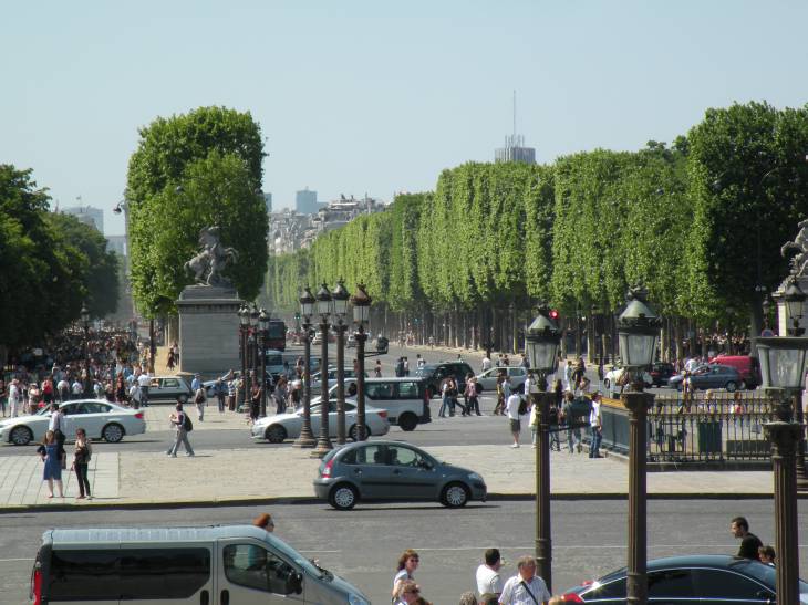  l'Avenue des Champs Elysées vue depuis la place de la Concorde